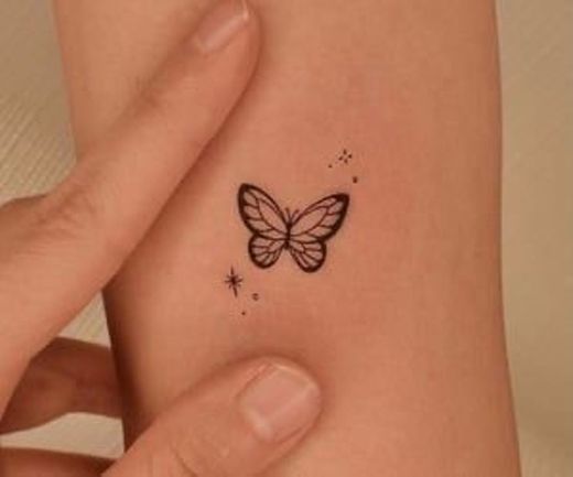 Ideia de tatuagem com borboleta no braço 