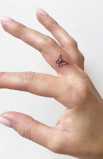 Ideias de tatuagem com borboleta no dedo