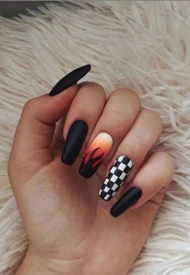 Fashion Me encanta esas uñas, algún día me lo haré.😋❤️👄