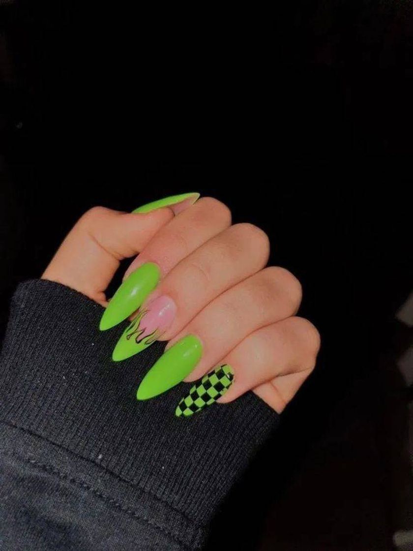 Moda Unhas preta com detalhes verde