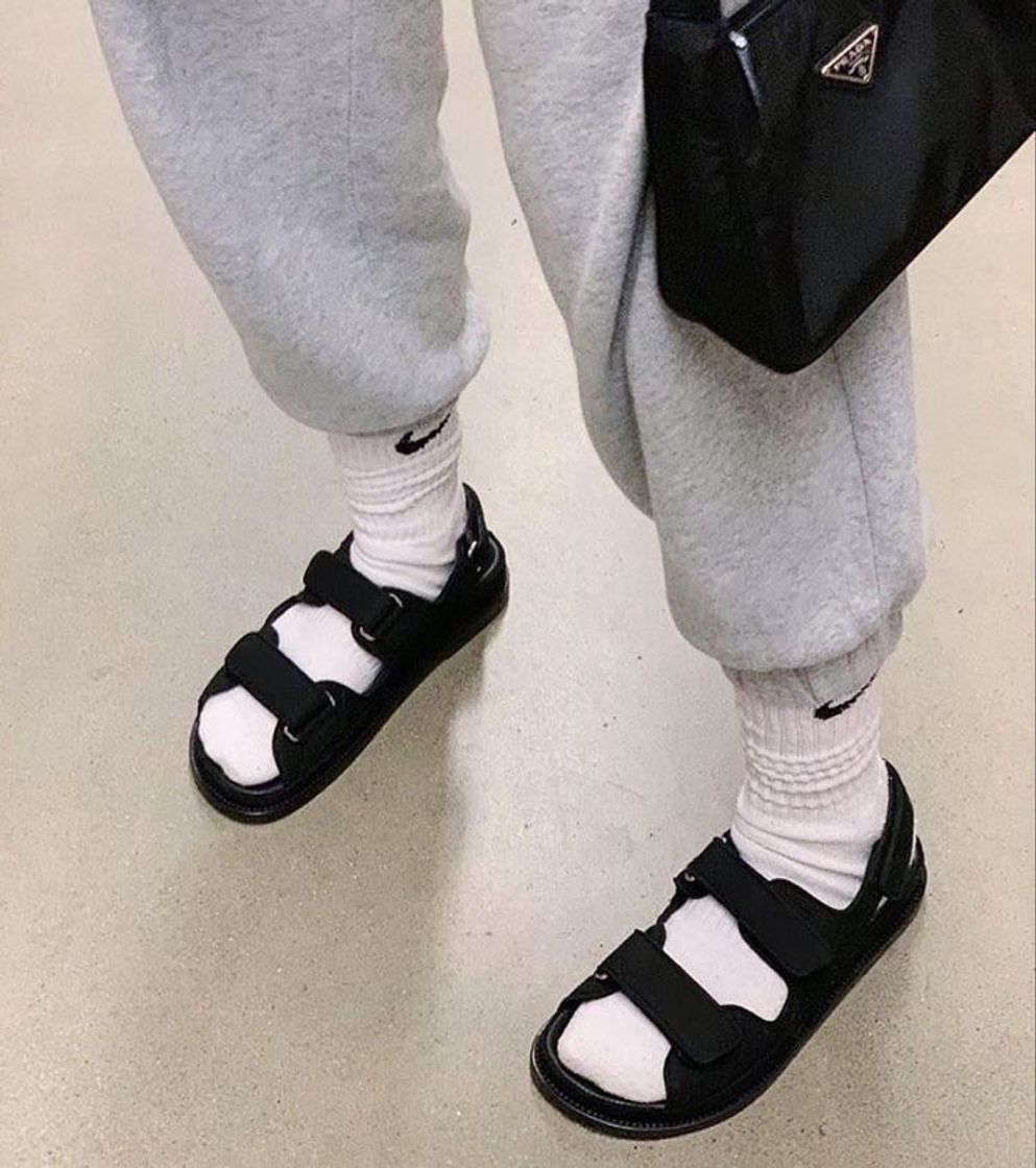 Moda ugly sandals con medias 🧦