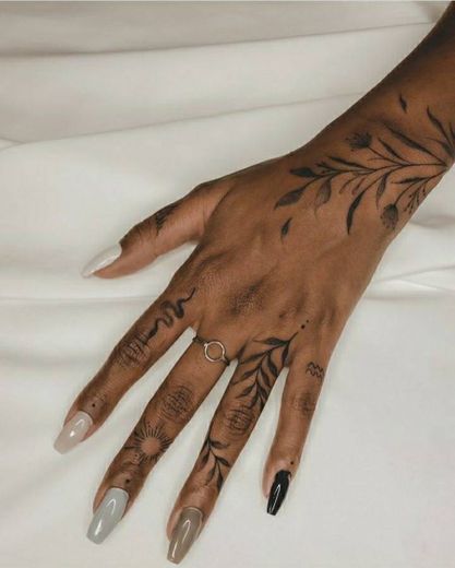 Tatuagem na mão 
