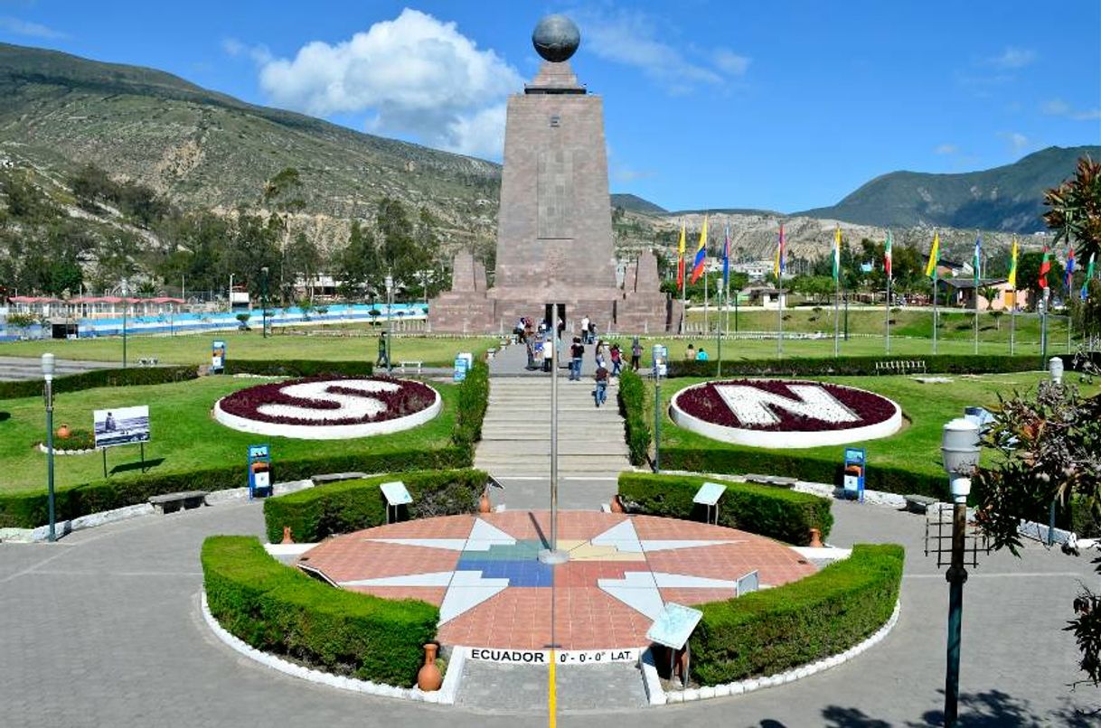 Place La Mitad del Mundo Reloj Solar