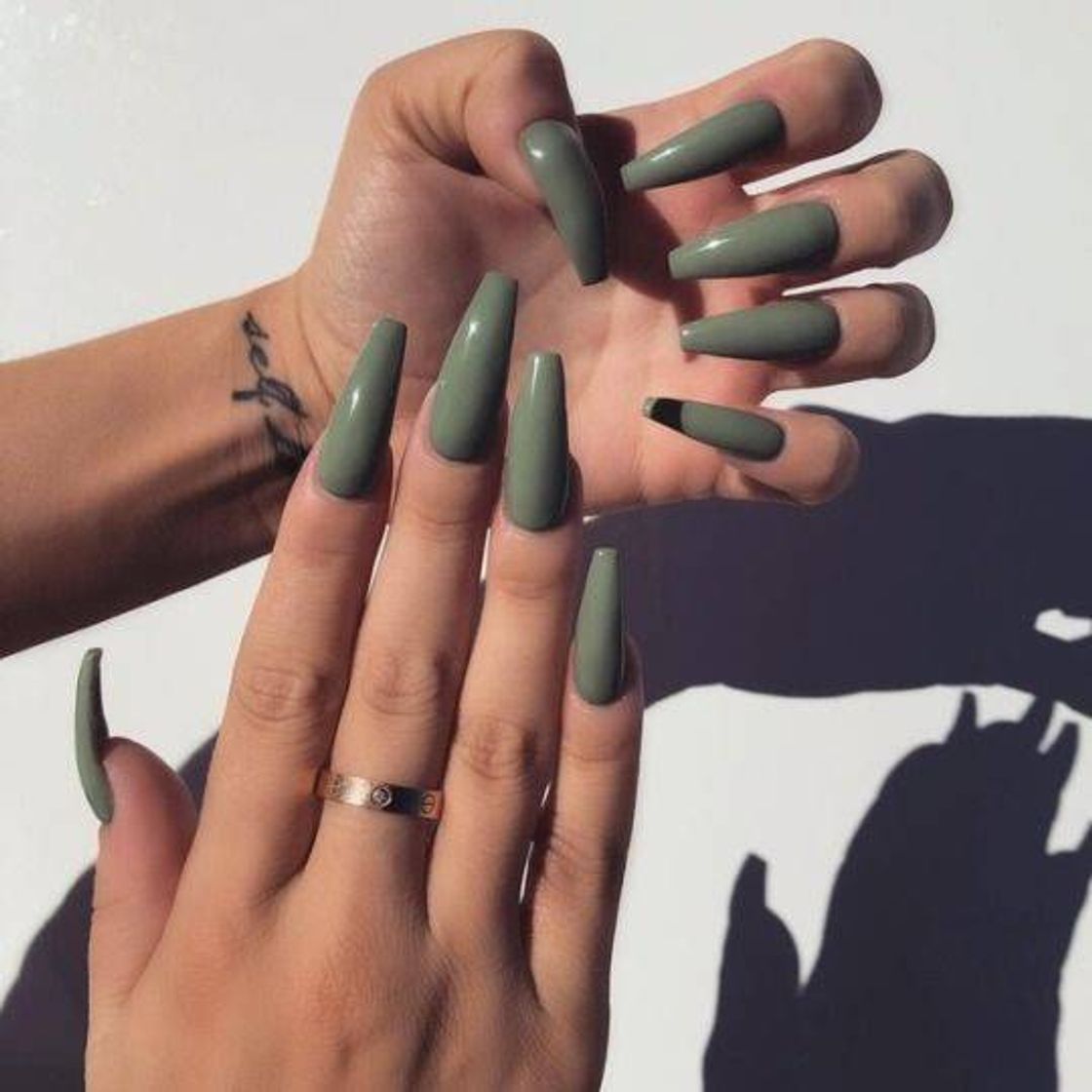 Moda Green nails