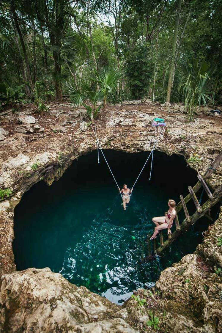 Place nadando na caverna em Tulum