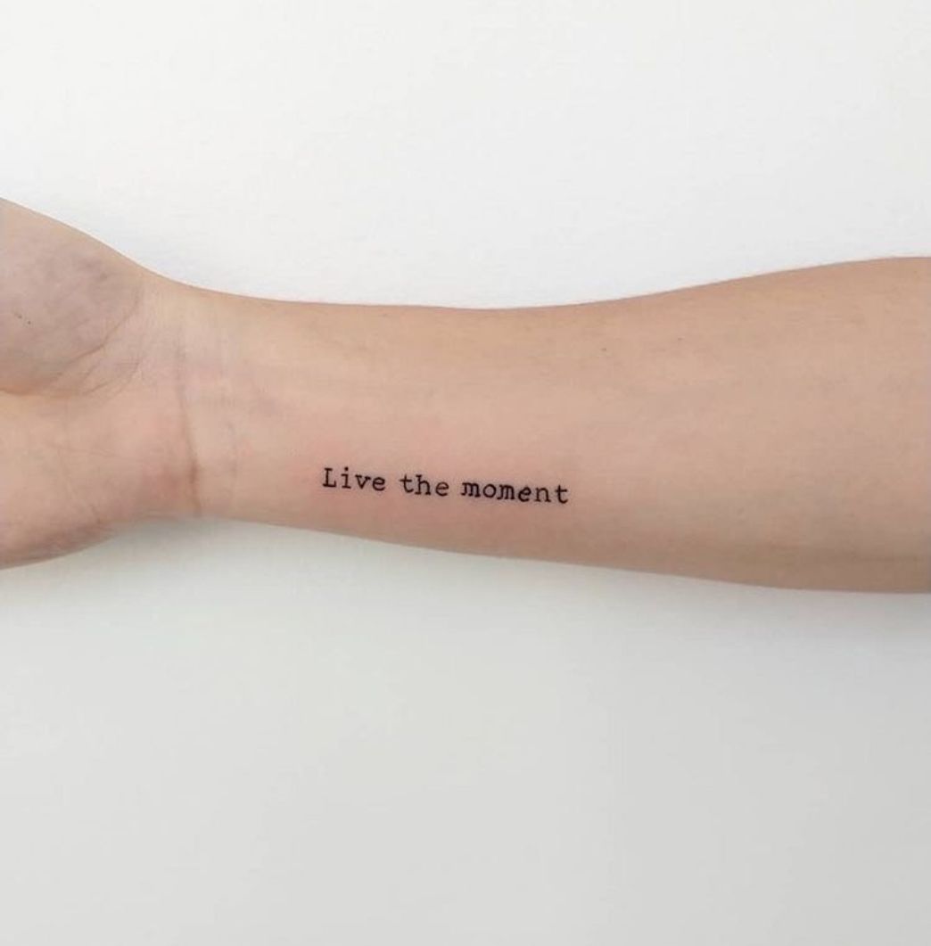 VIVA O MOMENTO- tatuagem minimalista