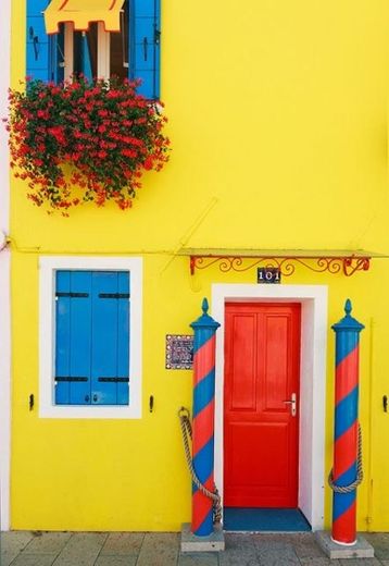 Porta e parede colorida 