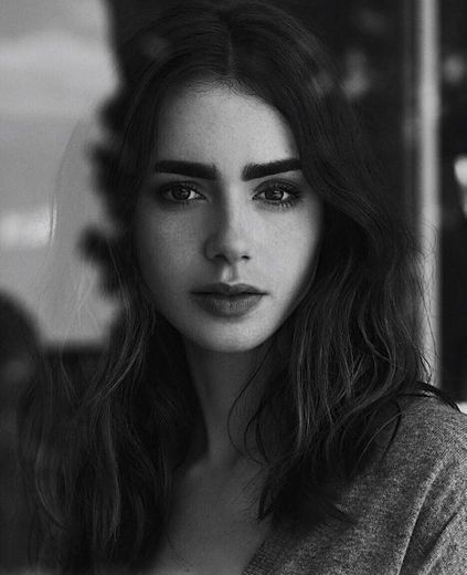 Lily Collins 