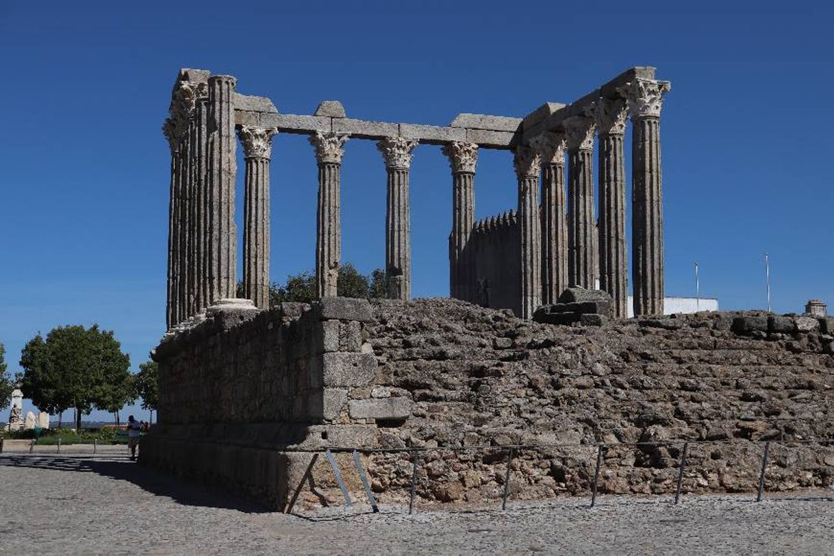 Place Templo romano de Évora