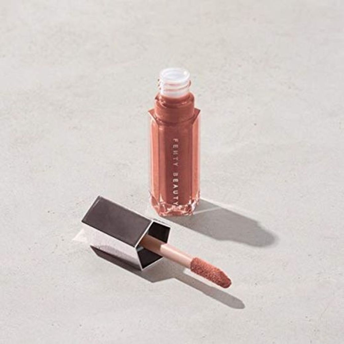 Social Iluminador de labios universal Gloss Bomb de Fenty Beauty by Rihanna