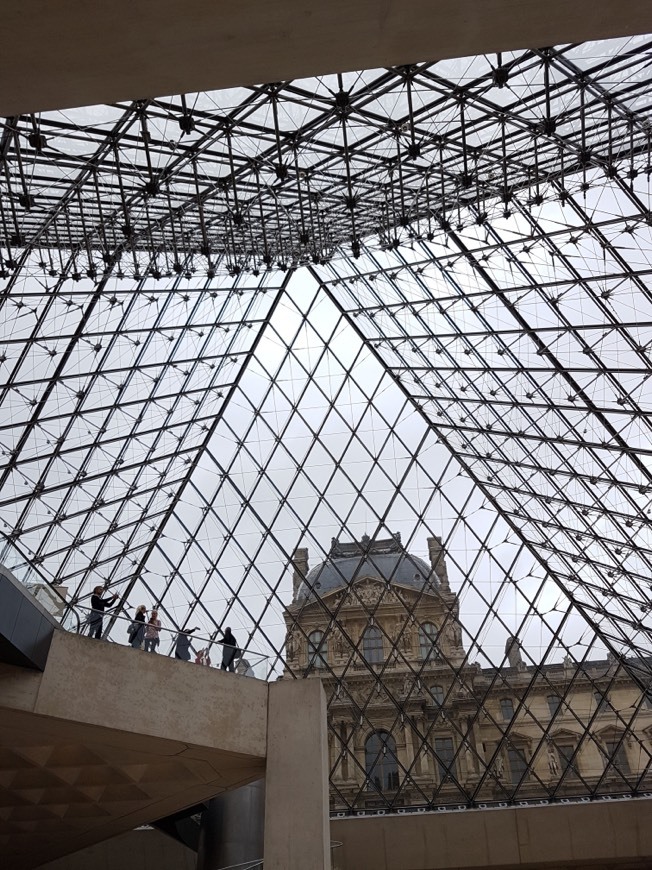 Place Pyramide du Louvre