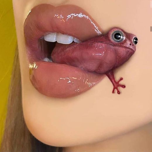 Drawing on lips 