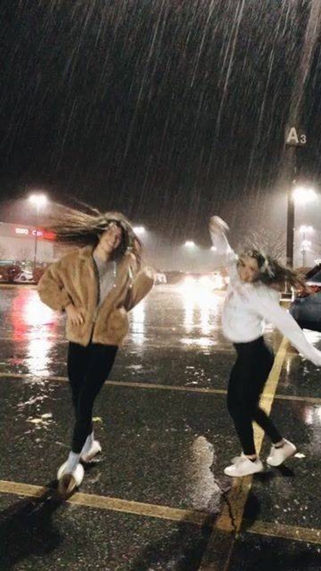 chuva com amigas