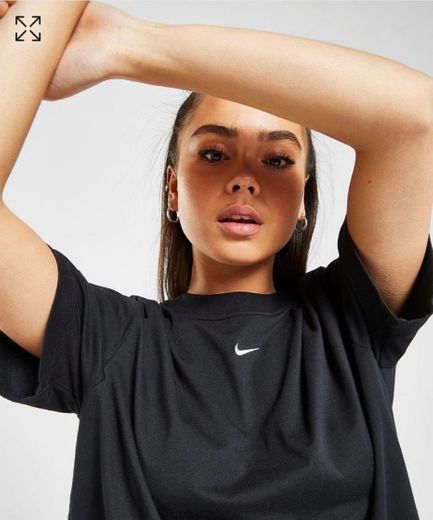 Compra Nike camiseta Essential Logo Boyfriend en Negro