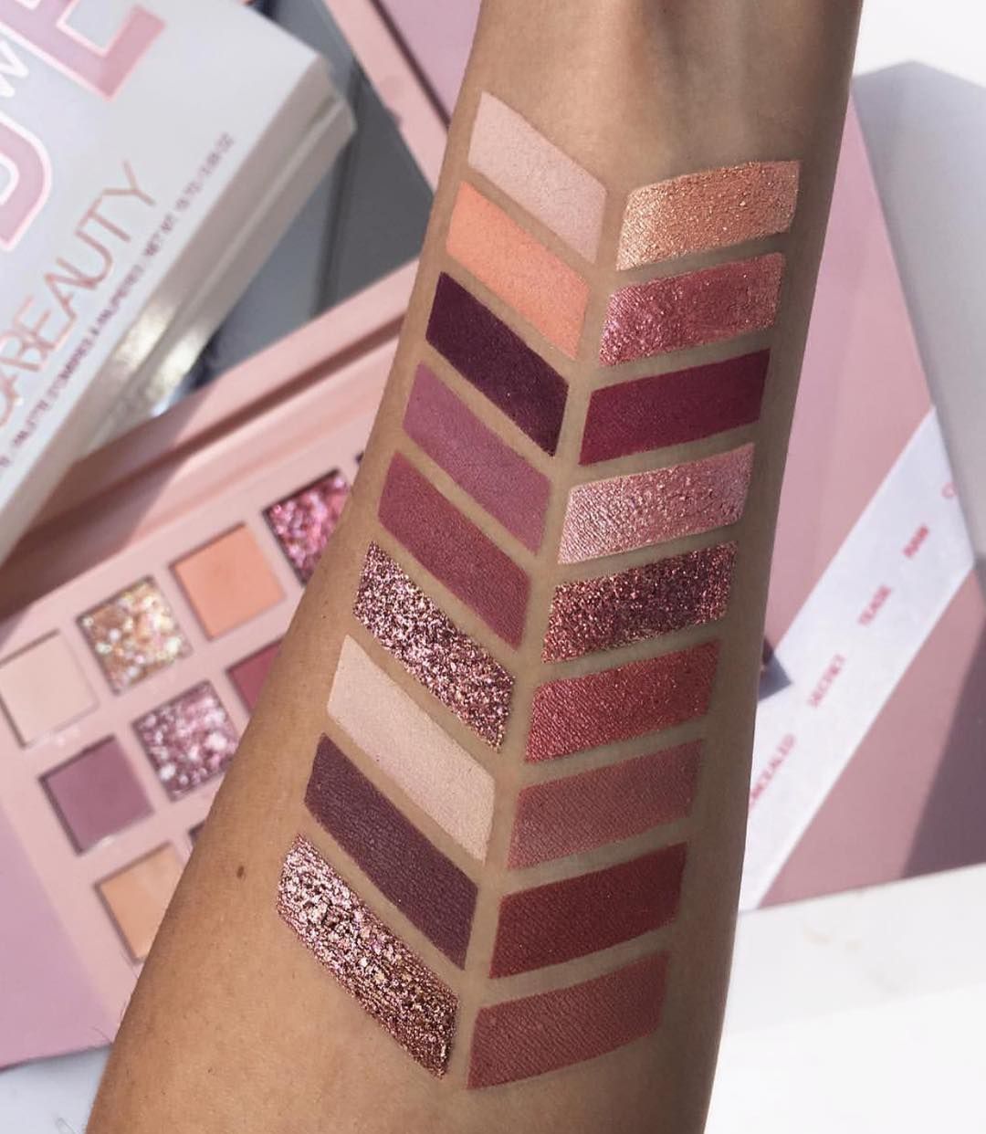 Social HUDA BEAUTY The New Nude Eyeshadow Palette