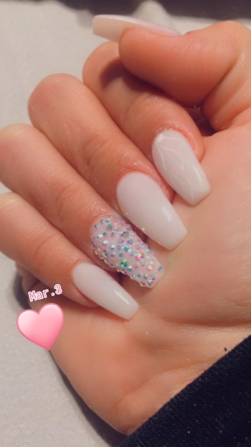 Moda White nails