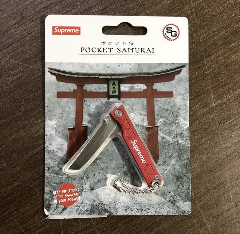 SUPREME x STATGEAR - chaveiro pocket Samurai