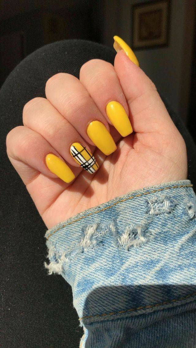 Fashion yellow nails 💛💛


