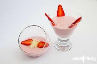 Mousse de Iogurte Grego e Morango | SaborIntenso.com