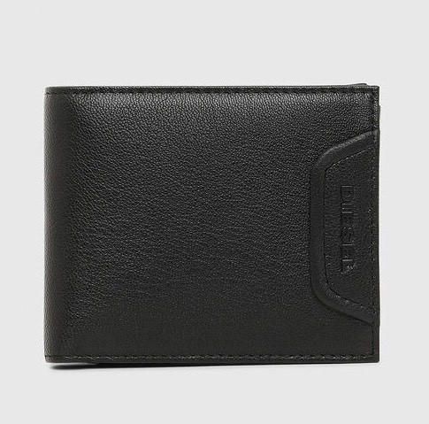 HIRESH S
Bi-fold wallet in clean leather