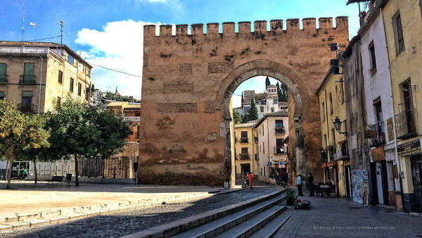 Lugar Puerta De Elvira o Arco De Elvira