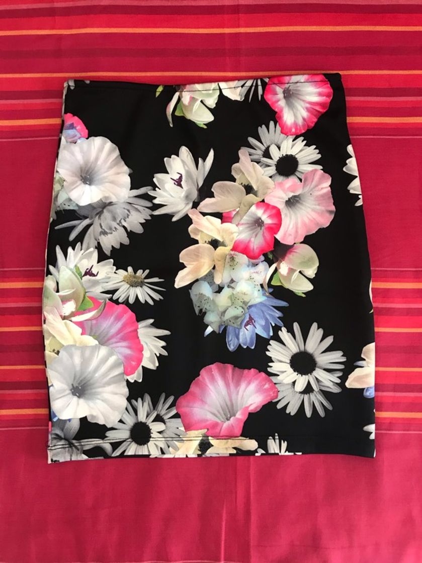 Producto Saia justa preta com padrão floral 🌸