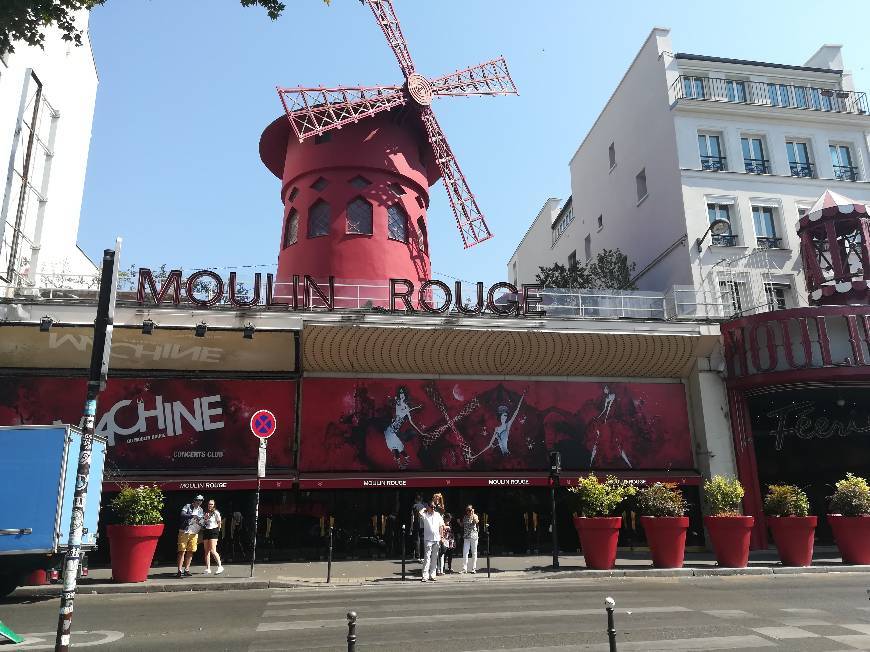 Place Moulin Rouge