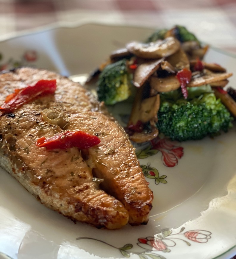 Product Salmão no forno com brócolos e cogumelos salteados 🥦🍄