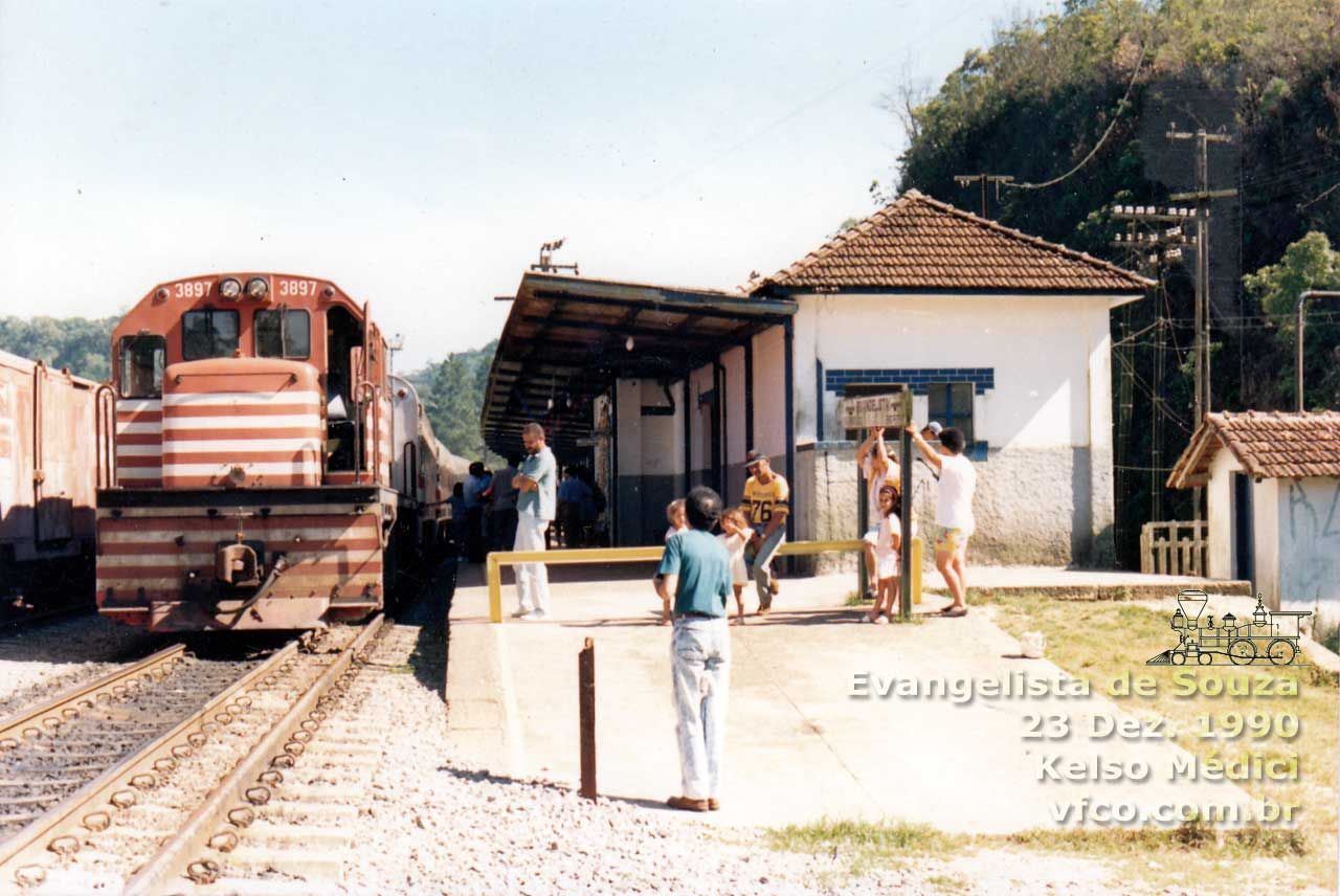 Place Evangelista de Souza Station