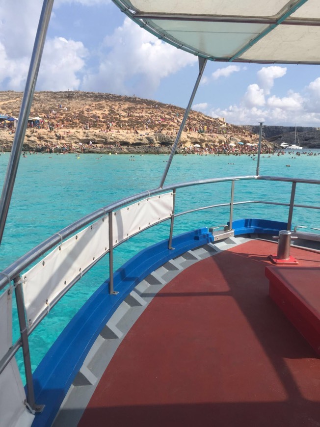 Lugar Blue Lagoon Comino Private Boat Tours, Water Sports, Hiking and Boat trips around Comino trips and charters. Blue lagoon Malta Boat