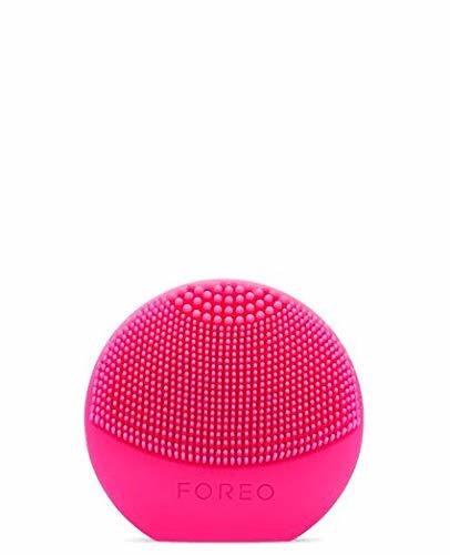 Beauty LUNA Play Plus de FOREO es el cepillo facial recargable de silicona, Fuchsia. Con pilas recambiables y resistente al agua