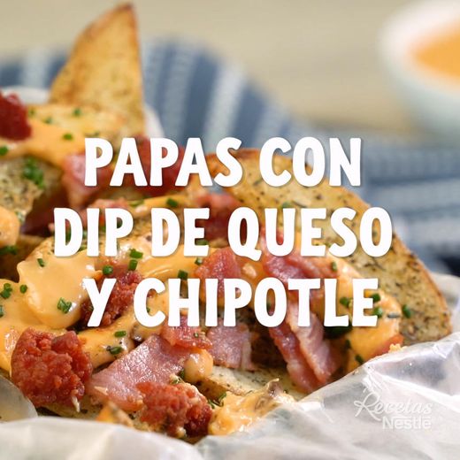 Patatas con dip de queso y chipotle