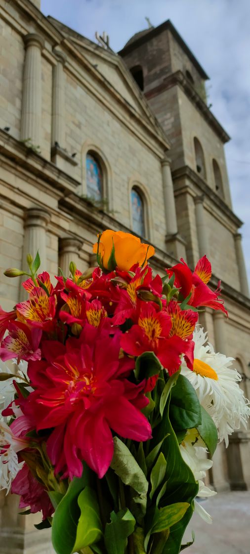 Moda Flores ante una catedral herrumbrada