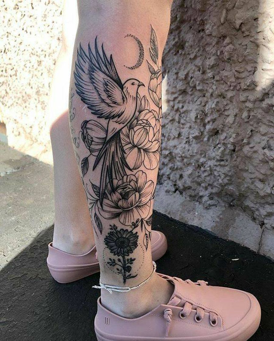 Moda Tattoo on female calf 