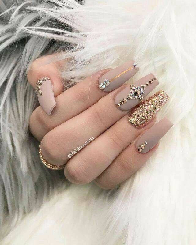 Fashion Unhas decoradas com joias 💎