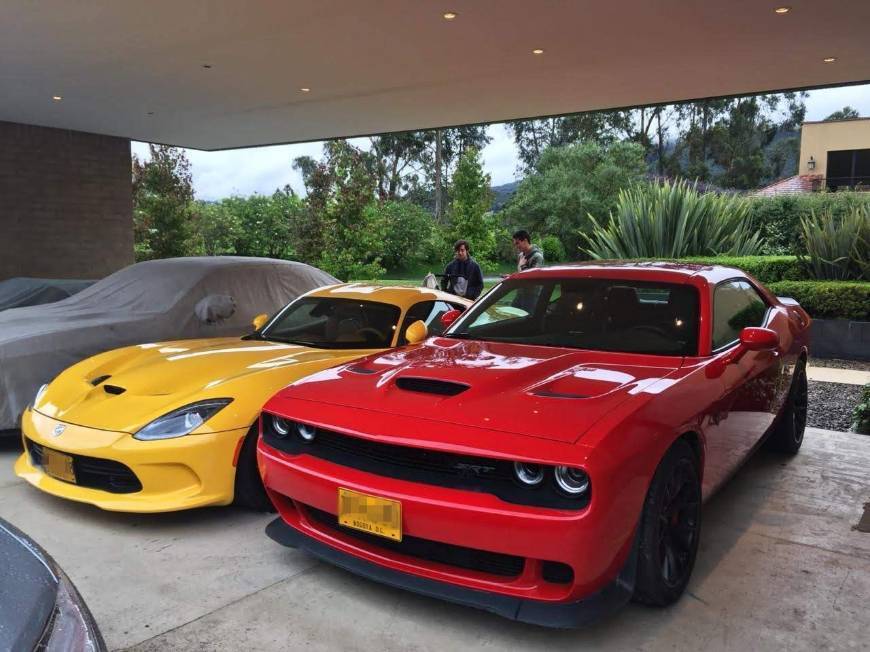 Social SRT Viper GTS & Dodge Challenger SRT Hellcat