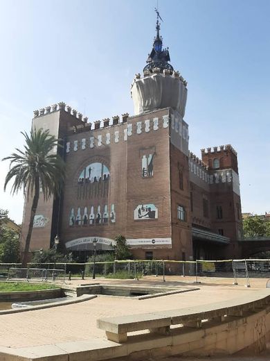 Castelo Dos Três Dragões Em Barcelona, Espanha -14 Maio De ...
