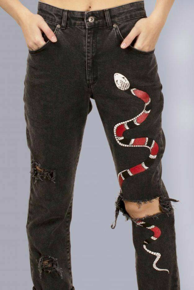 Fashion 🐍 Comprar ou desenhar uma calça assim😍