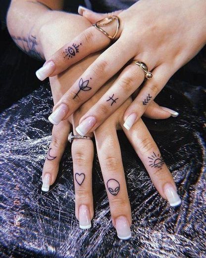 ♡Tatuagem nos dedos♡