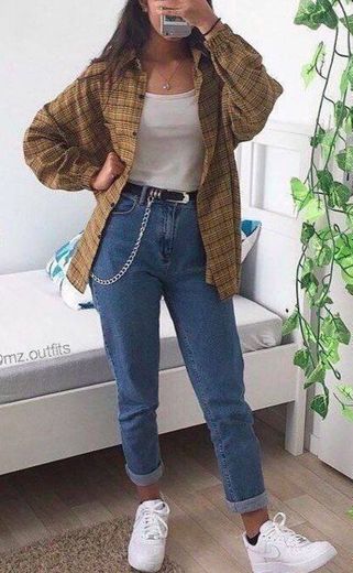 Look com calça jeans e blusão