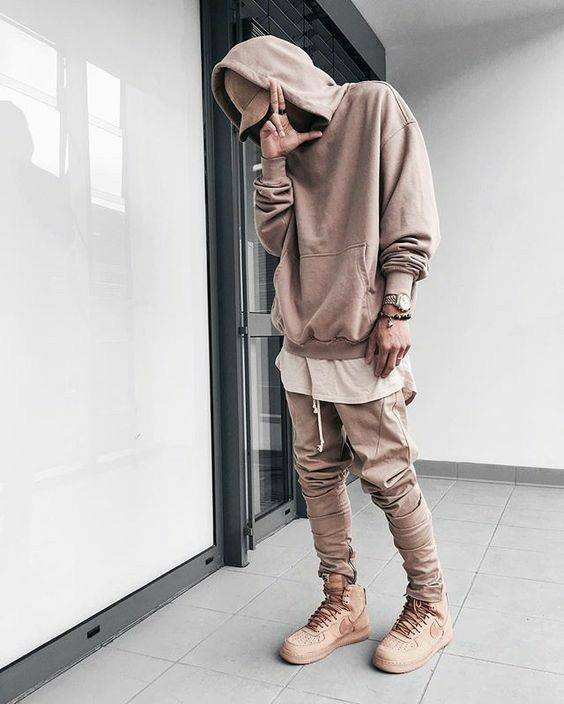 Social Estilo com tênis cano alto, cor areia