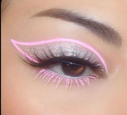 Make com delineado e glitter 