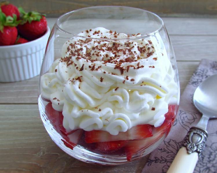 Doce de morangos e chantilly