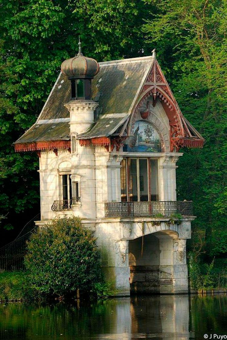 Social Different house