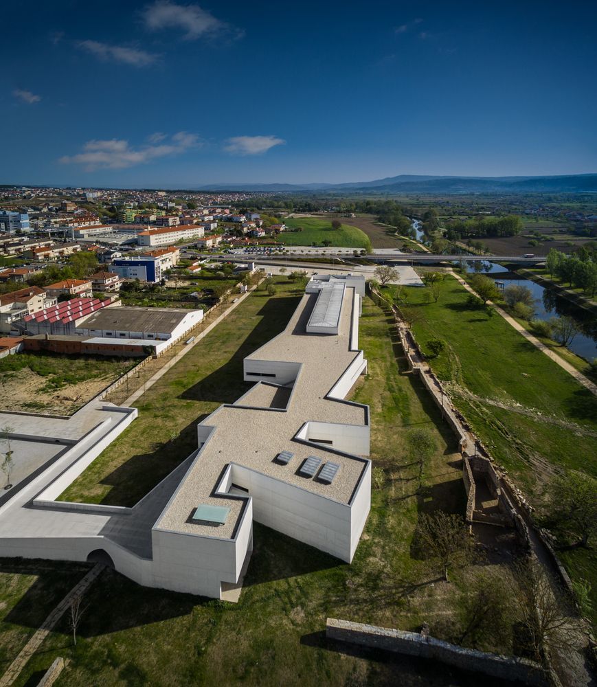 Place Museu de Arte Contemporânea Nadir Afonso