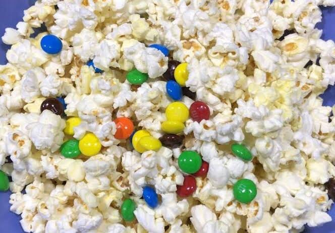 Moda popcorn with m&ms