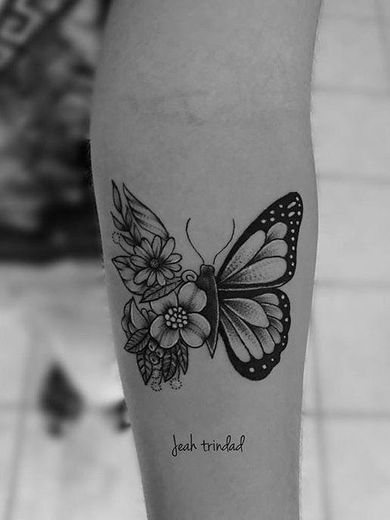 Tatuagem linda de borboleta e flores
