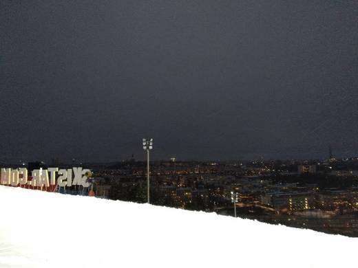 Skidåkning i Hammarbybacken mitt i centrala Stockholm