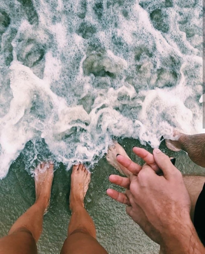 Pé na areia pra sentir o mundo. 🌊