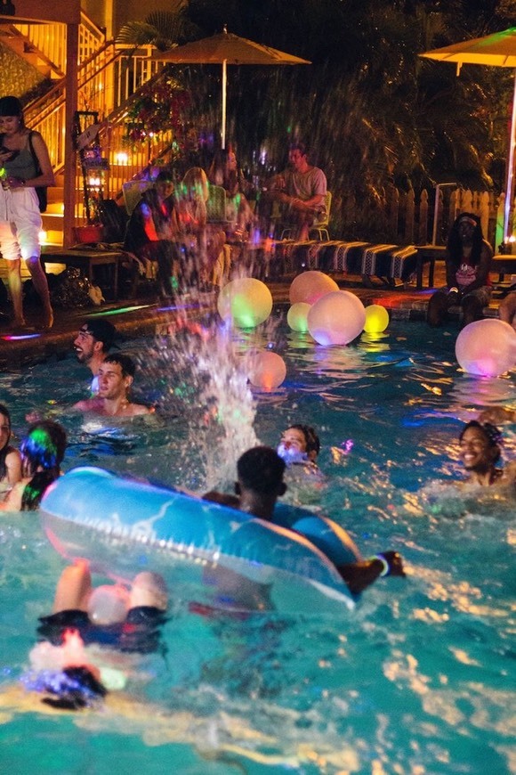 Pool party 🌈